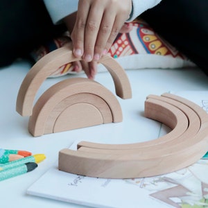 Natürliche Holz 7 Stück Stacker DIY Regenbogen Spielzeug | Gesundes unbemaltes Spielen für Kleinkinder | Waldorf & Montessori inspiriertes Spielzeug | Baby-Dusche-Geschenk