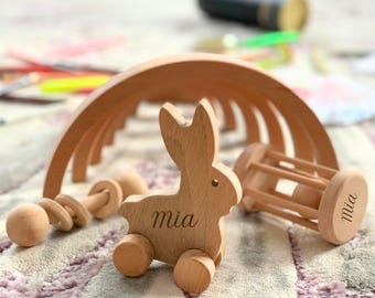 Montessori Buchenholz Baby Spielzeug Set: Hase, Zylinder & Stabrasseln - Natürliches Geschenk