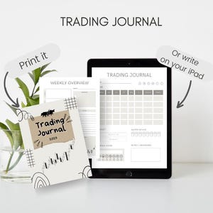 Puede incluir: Un diario de trading digital que se muestra en una tableta e impreso en papel. El diario incluye secciones para la descripción general semanal, el seguimiento diario y las notas. La portada del diario impreso presenta el texto "Trading Journal 2025".