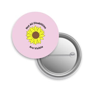 Peut inclure: Un bouton rose avec un tournesol jaune et le texte "Not All Disabilities Are Visible".