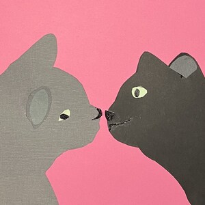 Nuzzlin' fue diseñado originalmente como una tarjeta de felicitación de collage de papel para mi hija que cuidaba dos gatos.