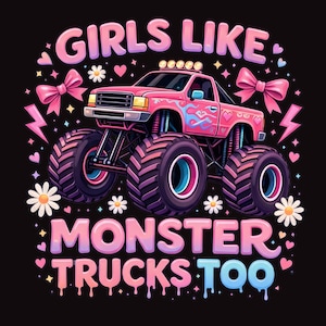 Può includere: Illustrazione di un monster truck rosa con la scritta "GIRLS LIKE MONSTER TRUCKS TOO". Il camion ha pneumatici grandi, fiamme blu ed è decorato con fiocchi, cuori e fiori su sfondo nero.
