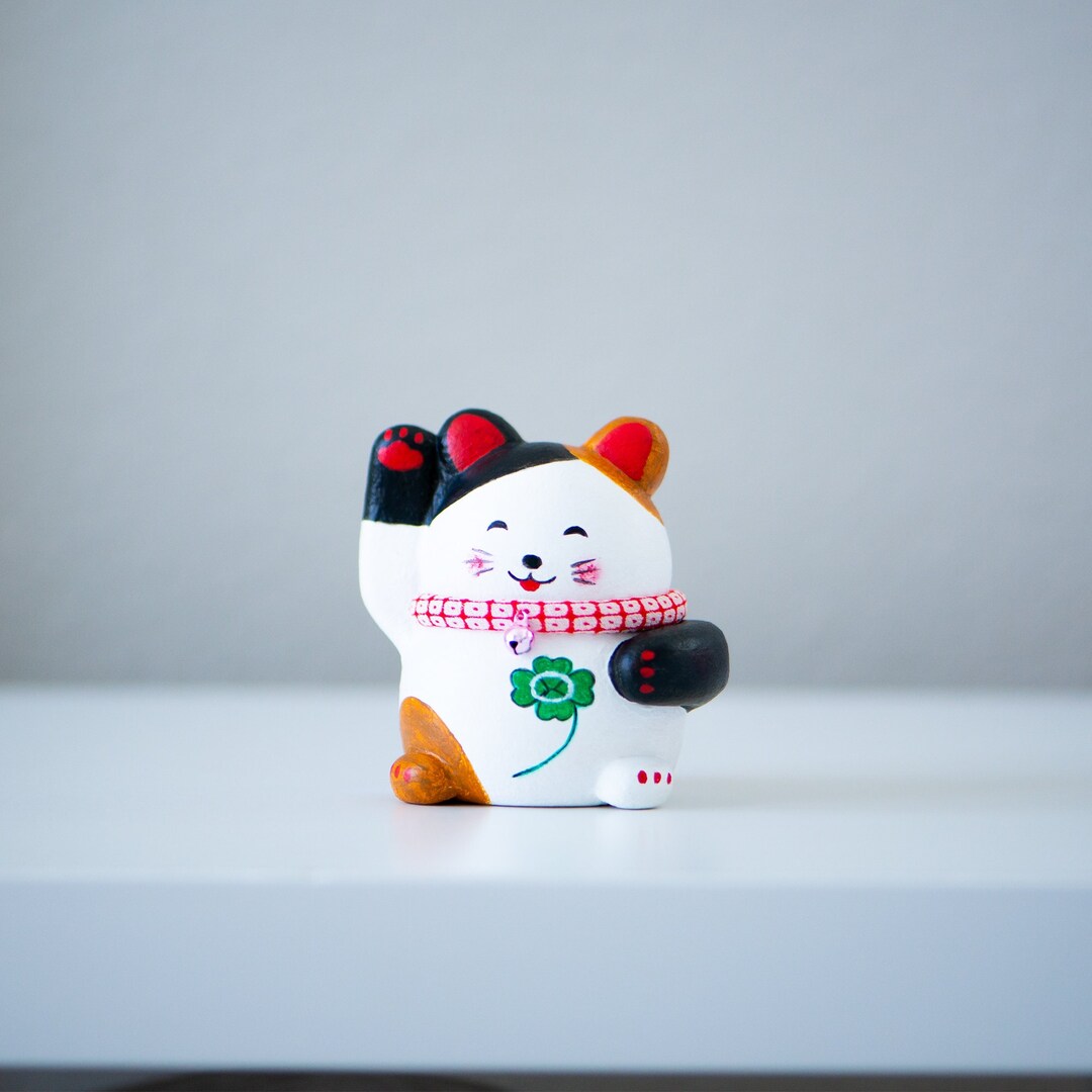 Beckoning Cat Four Leaf Clover MANEKI NEKO Papiermâché Hariko