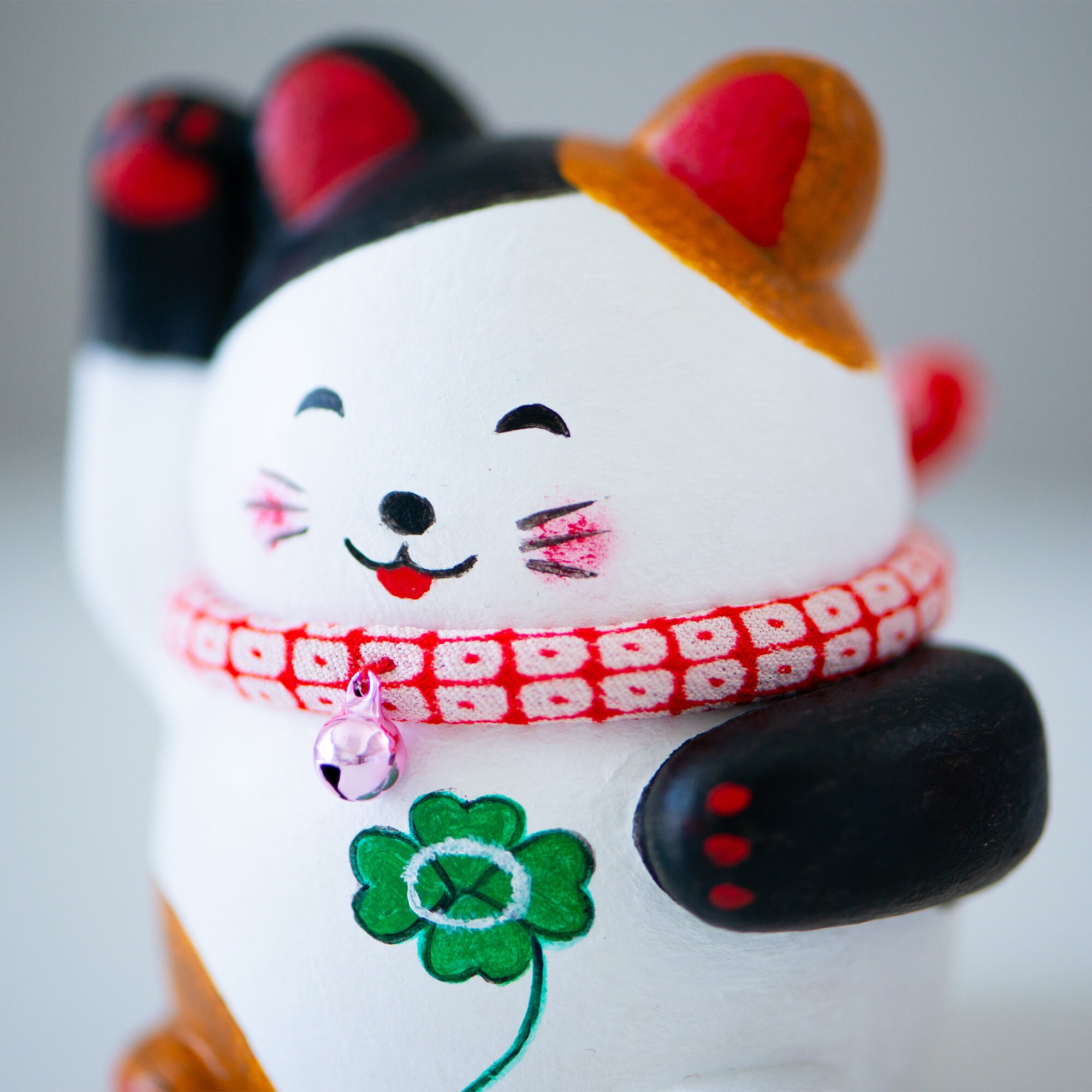 Beckoning Cat Four Leaf Clover MANEKI NEKO Papiermâché Hariko