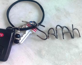Llavero de metal soldado TIG personalizado / Llavero de acero con letras hecho a mano / Regalo de soldadura industrial personalizado - Para seres queridos, adultos y niños