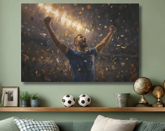 Puede incluir: Una impresión en lienzo representa a un jugador de fútbol celebrando una victoria, con los brazos levantados en medio de confeti. La obra de arte se exhibe sobre un sofá verde con cojines y una mesa de centro de madera. Dos balones de fútbol están en una estantería.