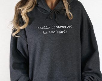 Sudadera con capucha de banda emo: "Me distraigo fácilmente con las bandas emo". Camiseta divertida para amantes de la música. Regalo para fans del pop punk. Sudadera con capucha de banda alternativa.