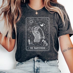 Camiseta engraçada de barman, design de carta de tarô, camiseta de barman, presentes de barman, presente de barback, creche para adultos, camiseta de bar local, barista, ele, cara dela