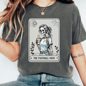 Football maman chemise carte de tarot football maman cadeau sport maman tshirt amoureux cadeaux cadeau pour la fête des mères football humour mamans jour match crâne tee