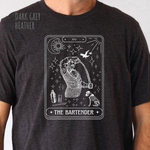 Camiseta de barman, design de carta de tarô, camiseta de barman, presentes de barman, presente de bar, barback, creche para adultos, coquetéis, camiseta de bar local, barista, seu namorado