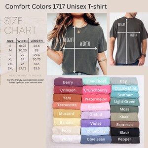 Pu&ograve; includere: Immagine di una t-shirt unisex Comfort Colors 1717. L'immagine include una tabella delle taglie con misure in pollici e una palette di colori con tonalit&agrave; come Berry, Crimson e Mustard. L'immagine mostra anche una persona che indossa la t-shirt.