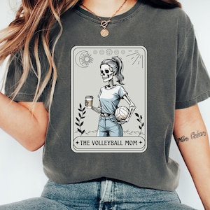 Camiseta de mãe de vôlei, carta de tarô, presente de mãe de vôlei, camiseta esportiva para amantes de vôlei, presentes para mães, humor para o dia das mães, camiseta para o dia do jogo das mães