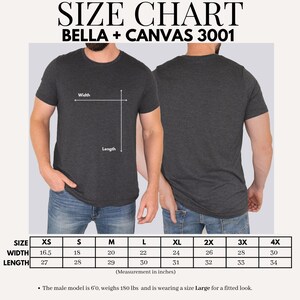 Może przedstawiać: Tabela rozmiar&oacute;w dla koszulek Bella + Canvas 3001. Tabela pokazuje wymiary w calach dla szerokości i długości, od XS do 4XL. Obrazek przedstawia r&oacute;wnież model w koszulce. Tekst m&oacute;wi, że model ma 183cm wzrostu, waży 81.6kg i nosi rozmiar Large.