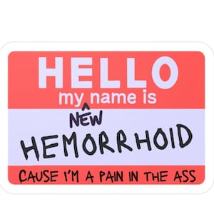 Op de afbeelding: Een rechthoekige sticker met een rood bovenstuk met de tekst "HELLO" in witte hoofdletters. Daaronder staat in een lichtpaarse sectie "my name is NEW HEMORRHOID" in zwart. De onderkant luidt "CAUSE I'M A PAIN IN THE ASS".
