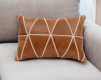 Funda de almohada lumbar de cuero hecha a mano: Cojín con detalles en marrón