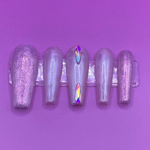 Ongles Hailey Bieber, ongles en perles chromées, ongles violets nacrés changeant de couleur