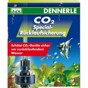 以下が含まれることがあります： 水槽用の黒と緑のCO2特殊逆流防止装置。この装置はDennerleによって製造されており、長寿命、耐久性、CO2耐性の特殊なメンブレンを備えています。パッケージのテキストには、「CO2 Special Backflow Prevention」と「Dennerle: 40年以上のアクアティクスと植物研究」と記載されています。