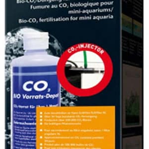 以下が含まれることがあります： 「CO₂ Bio Vorrats-Depot 10-60 l」とラベル付けされた青いボトルと、「CO-INJECTOR」と書かれた赤と白のラベル、そして「DENNERLE Nano BIO CO₂ Set Bio-CO₂ Düngung für Mini-Aquarien/ Fumure au CO, biologique pour mini-aquariums/ Bio-CO, fertilisation for mini aquaria www.dennerle.de/nano」と書かれた箱。