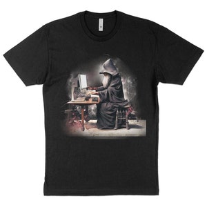 Könnte beinhalten: Schwarzes T-Shirt mit einem humorvollen Design eines Zauberers in dunkler Robe und spitzem Hut, der an einem Computer arbeitet. Der Zauberer wird vom Bildschirm beleuchtet, was ein Fantasy-Thema erzeugt.