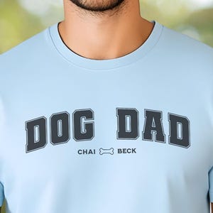 Camiseta personalizada para papá de perro, nombres de perro personalizados, camiseta con letras universitarias, regalo para amantes de los perros, camiseta para dueños de mascotas