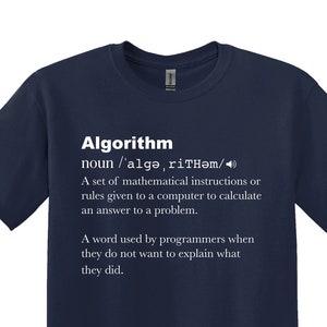 Pode incluir: Uma camiseta azul marinho com um design gráfico branco que define a palavra "Algoritmo" como um conjunto de instruções matemáticas ou regras dadas a um computador para calcular uma resposta a um problema. A definição também afirma que é uma palavra usada por programadores quando não querem explicar o que fizeram.