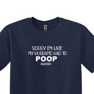 K&ouml;nnte beinhalten: Marineblaues T-Shirt mit wei&szlig;em Text, der lautet: "Sorry I'm late my husband had to poop #wifelife"