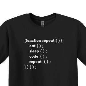 Op de afbeelding: Zwart T-shirt met witte tekst die luidt: "(function repeat () { eat (); sleep (); code (); repeat (); })();"