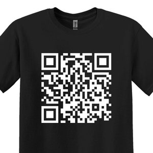 Peut inclure: Un t-shirt noir avec un code QR blanc imprimé sur le devant.
