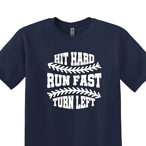 Hit Hard Run Fast Turn Left T-shirt, honkbalshirt, honkbalcadeau, honkbalspelercadeau, sportoutfit, speldagshirt