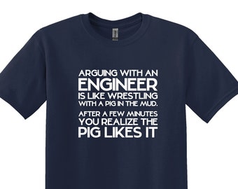 Camiseta divertida de ingeniero discutiendo con un cerdo