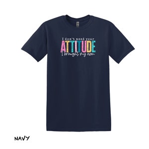 K&ouml;nnte beinhalten: Marineblaues T-Shirt mit einer wei&szlig;en Grafik, auf der "I don't need your ATTITUDE I brought my own" steht. Der Text ist in Regenbogenfarben.