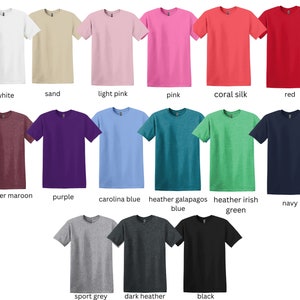K&ouml;nnte beinhalten: Eine Auswahl an T-Shirt-Farben, darunter Wei&szlig;, Sand, Hellrosa, Rosa, Korallen Seide, Rot, Heidelbeer-Melange, Lila, Carolina Blau, Galapagos-Melange Blau, Irisch Gr&uuml;n Melange, Marine, Sport Grau, Dunkel Melange und Schwarz.
