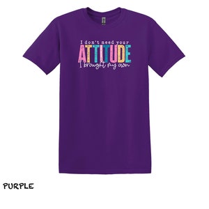 K&ouml;nnte beinhalten: Lilafarbenes T-Shirt mit dem Text "I don't need your ATTITUDE I brought my own."