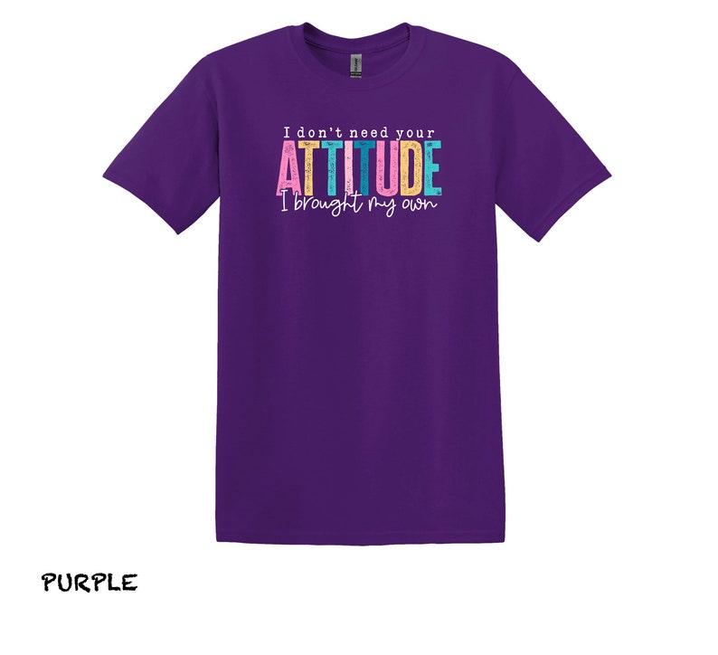 K&ouml;nnte beinhalten: Lilafarbenes T-Shirt mit dem Text "I don't need your ATTITUDE I brought my own."