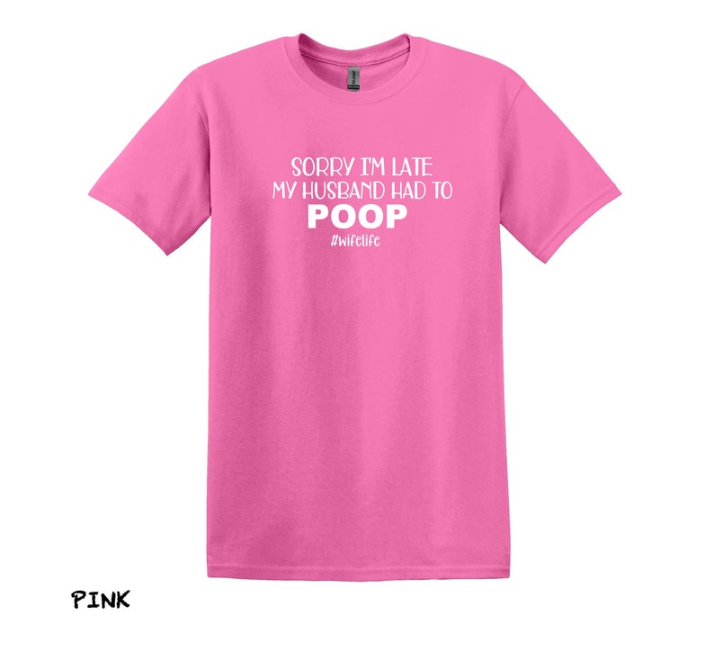 K&ouml;nnte beinhalten: Pinkes T-Shirt mit dem Aufdruck "Sorry I'm late my husband had to poop #wifelife" in wei&szlig;.