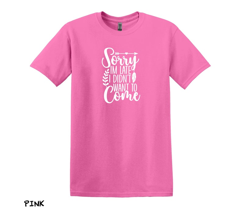 K&ouml;nnte beinhalten: Pinkes T-Shirt mit wei&szlig;em Text, der "Sorry, ich bin zu sp&auml;t, ich wollte nicht kommen" lautet.