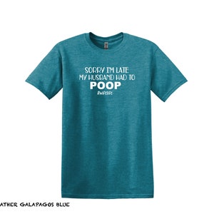 K&ouml;nnte beinhalten: Ein blaues T-Shirt mit dem Text "Sorry I'm late my husband had to POOP #wifelife" in wei&szlig;.
