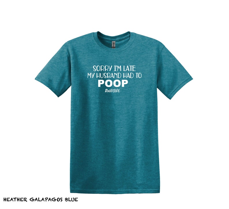 K&ouml;nnte beinhalten: Ein blaues T-Shirt mit dem Text "Sorry I'm late my husband had to POOP #wifelife" in wei&szlig;.