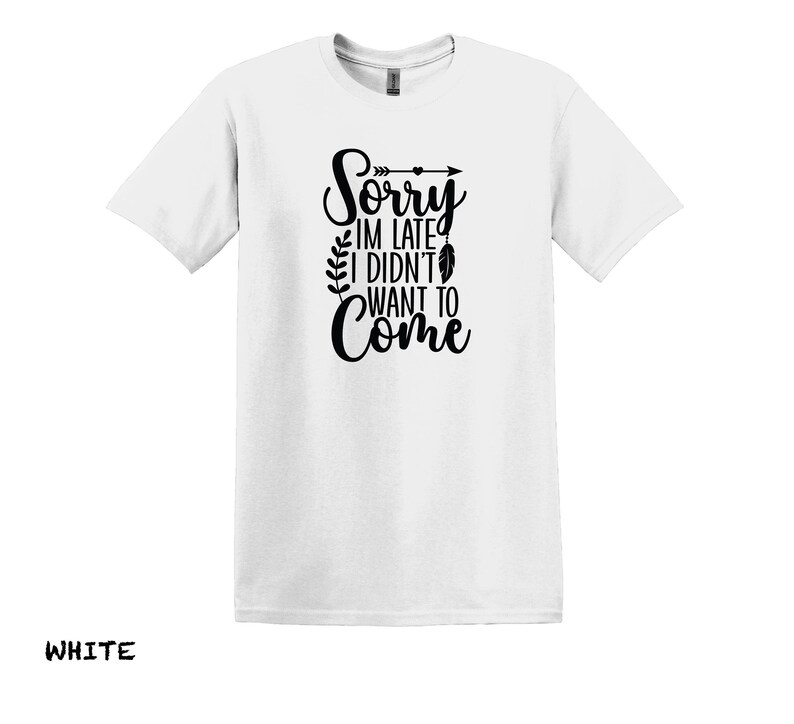 K&ouml;nnte beinhalten: Wei&szlig;es T-Shirt mit schwarzem Text, der "Sorry, ich bin zu sp&auml;t, ich wollte nicht kommen" lautet, mit einer kleinen Pfeil- und Federgrafik.