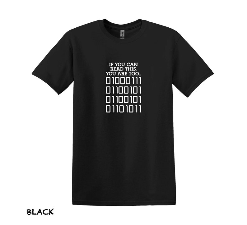 K&ouml;nnte beinhalten: Schwarzes T-Shirt mit wei&szlig;em Text, der "IF YOU CAN READ THIS, YOU ARE TOO..." lautet, gefolgt von einer Reihe von Bin&auml;rcode: "01000111 01100101 01100101 01101011"