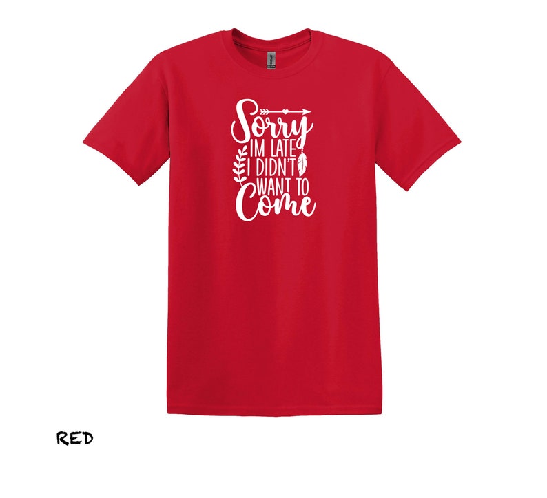 K&ouml;nnte beinhalten: Rotes T-Shirt mit einem wei&szlig;en Aufdruck, der "Sorry, ich bin zu sp&auml;t, ich wollte nicht kommen" mit einem Pfeil und Bl&auml;ttern sagt.