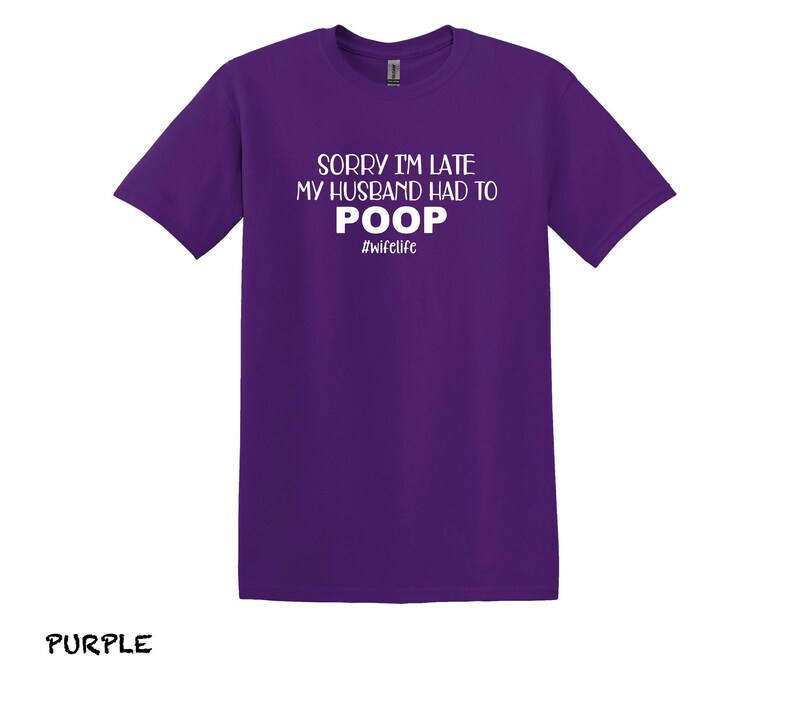 K&ouml;nnte beinhalten: Lilafarbenes T-Shirt mit dem Aufdruck "Sorry I'm late my husband had to poop #wifelife" in wei&szlig;.