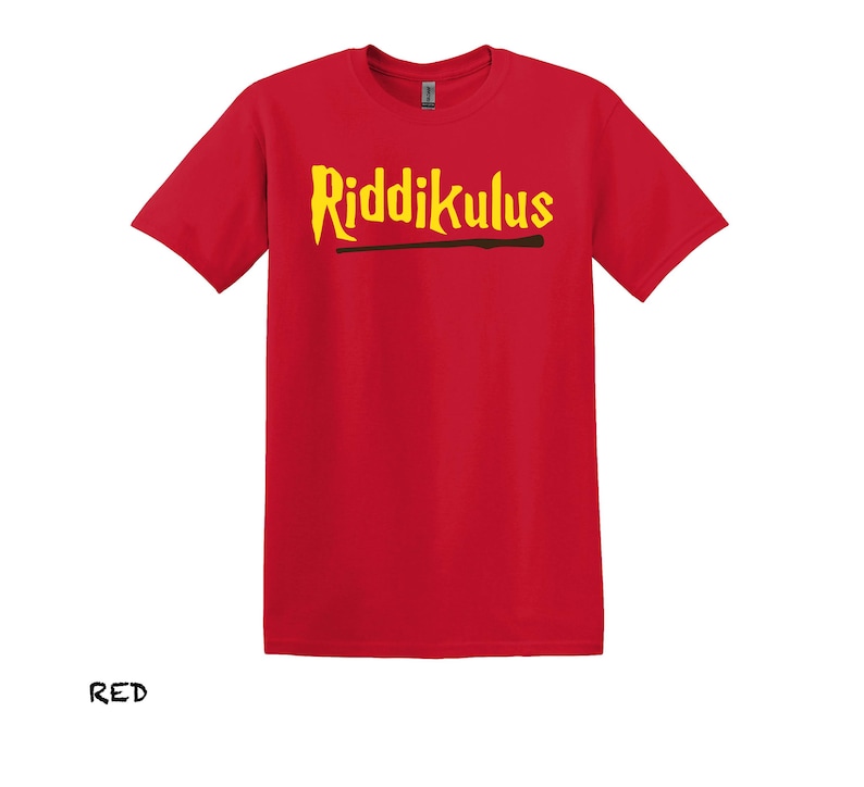 Pode incluir: Camiseta vermelha com o texto "Riddikulus" em letras amarelas e um gr&aacute;fico de varinha marrom.