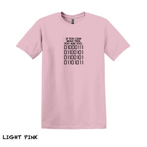 K&ouml;nnte beinhalten: Ein hellrosa T-Shirt mit dem Text "IF YOU CAN READ THIS, YOU ARE TOO..." und einer Reihe von Bin&auml;rcode: "01000111 01100101 01100101 01101011".