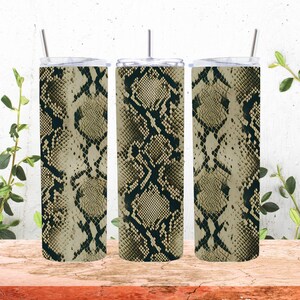 Op de afbeelding: Drie hoge, geïsoleerde bekers met deksels en rietjes. De bekers hebben een slangenprint in beige, bruin en zwart. Het ontwerp loopt rond het gehele oppervlak van de bekers, waardoor een samenhangende uitstraling ontstaat.