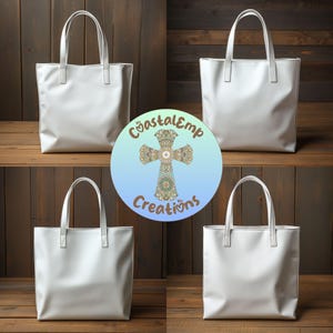 Op de afbeelding: Vier witte tote bags met witte handvatten worden getoond op een houten plank. De tassen zijn leeg en klaar om te worden gepersonaliseerd.