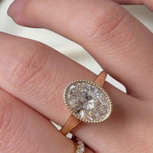 Anillo de compromiso con diamantes cultivados en laboratorio de talla ovalada / Anillo solitario de aniversario de boda con banda milgrain engastada en bisel de oro macizo para mujer