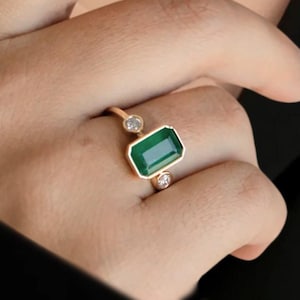 Emerald Ring / Emerald Engagement Ring / Diamond Emerald Ring / May Birthstone Ring / Gold Emerald Ring / Green Emerald Engagement Ring