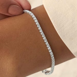 Im Labor gewachsenes Diamant-Tennis-Armband, 14K Gold rundes Diamant Pave-Tennis-Armband von Elysea Fine Jewelry, Jubiläumsgeschenk Geschenk für Mama