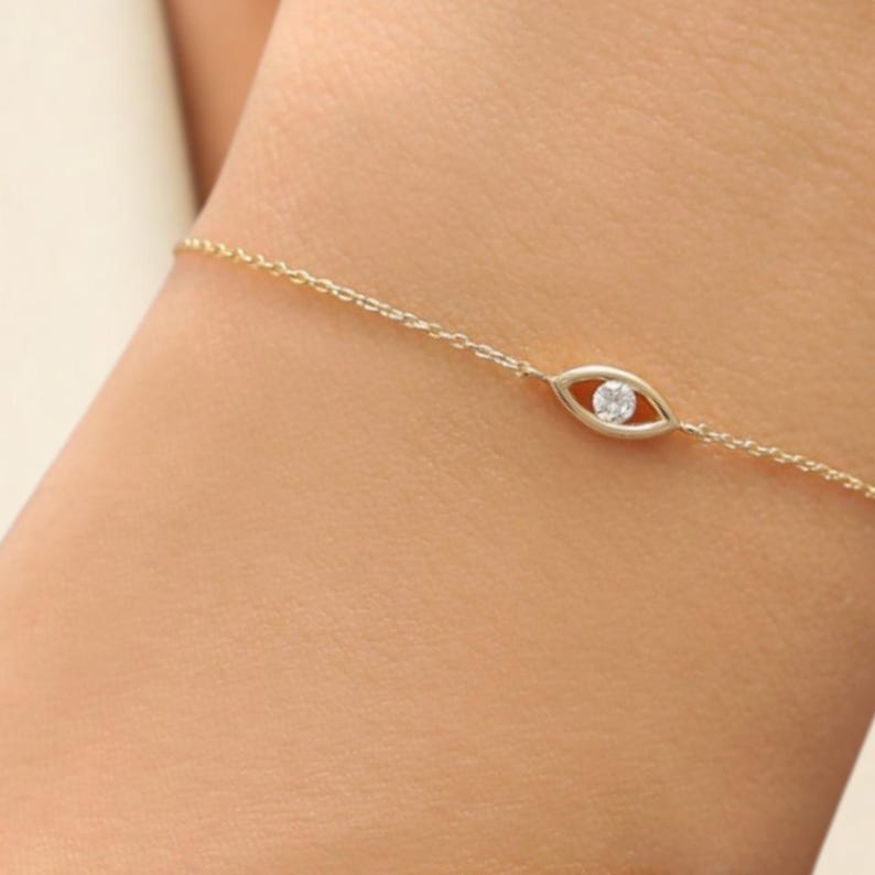 Easygoing Diamond Eye Charm Bracelet